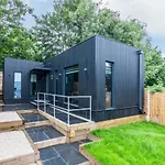 Romantic Getaway Studio Pods Close To City Centre With Free Wifi