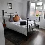 Derby City Apartment With Free Parking