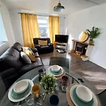 Derby City Apartment With Free Parking