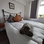 Derby City Apartment With Free Parking