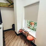 No46 Stylish City Studio Apartment, By Derbnb