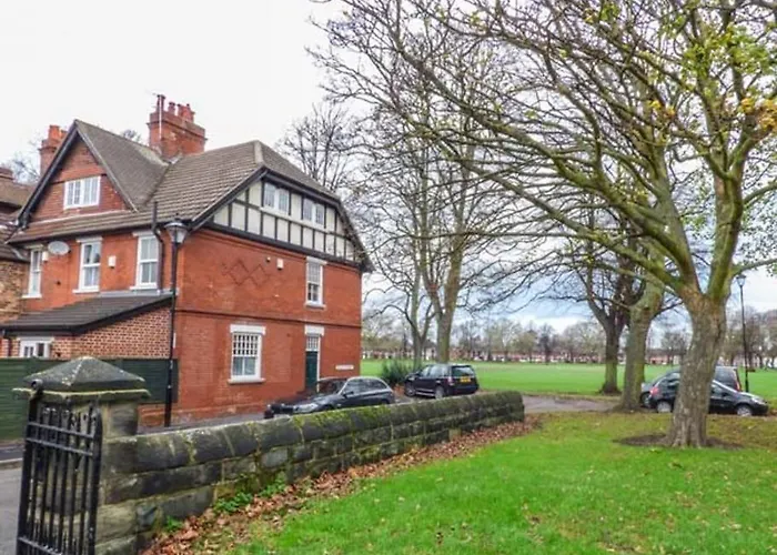 House On The Green Spacious-Super Location