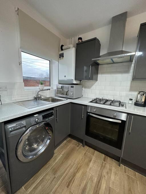 Modern 2 Bed Flat In City * Derby