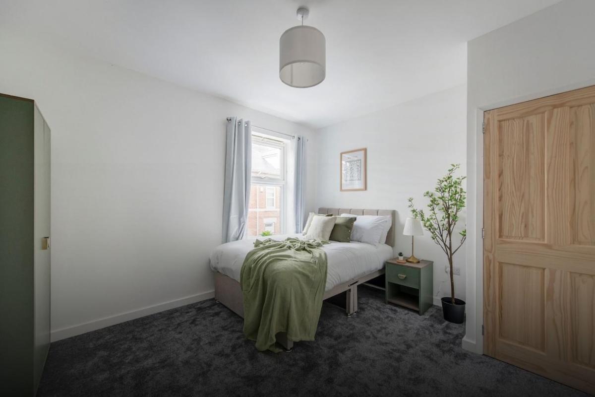 Apartment Cosy And Inviting 3-bed In By Renzo, Sleeps 6, Perfect For Contractors!