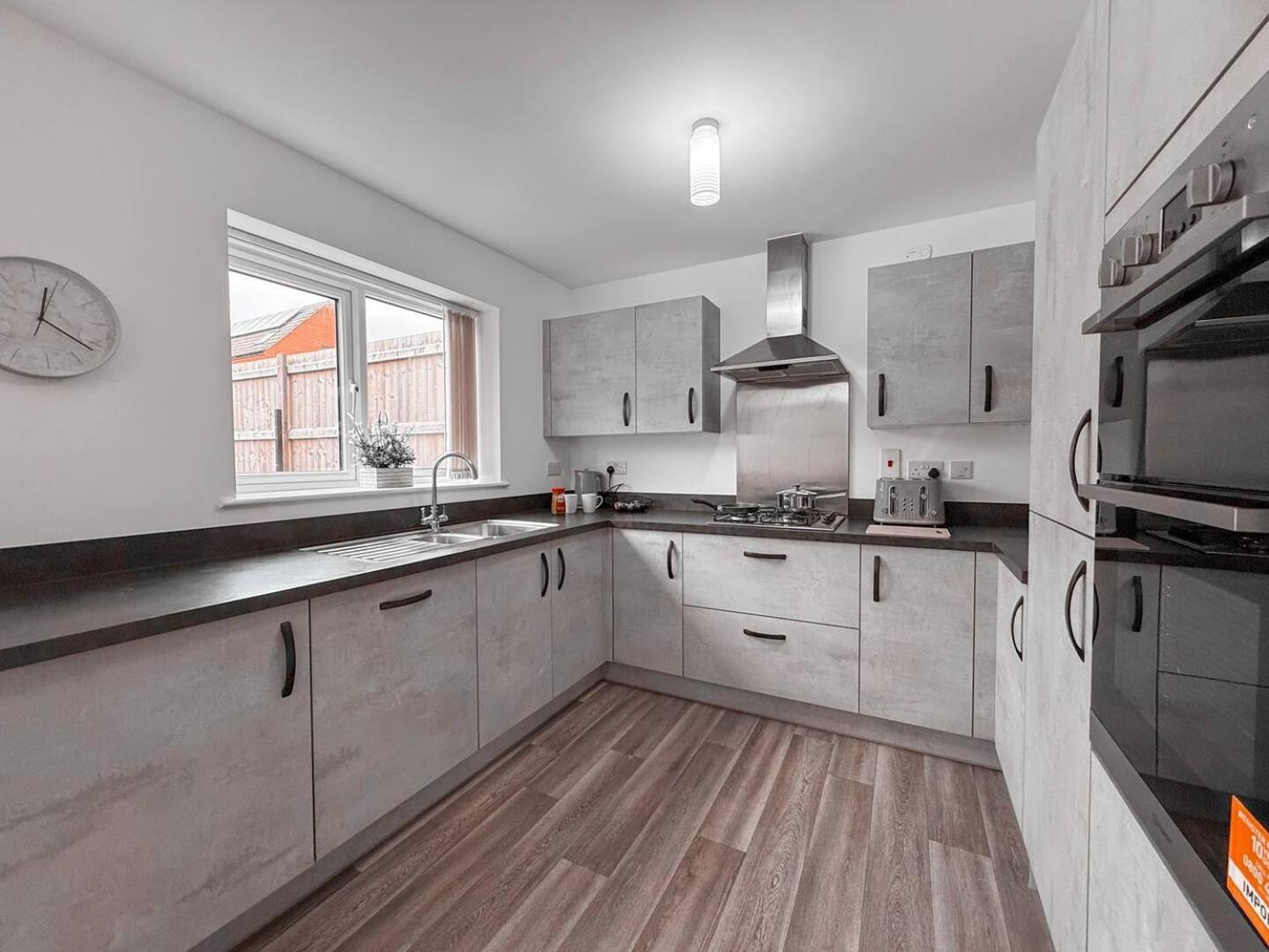Huge House Private Parking Holiday home Derby