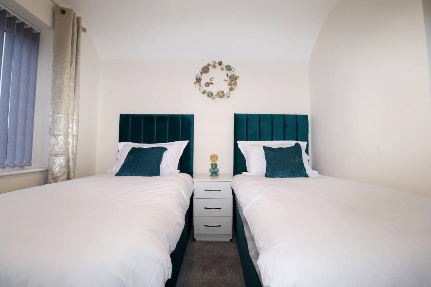 Huge House Private Parking Holiday home Derby