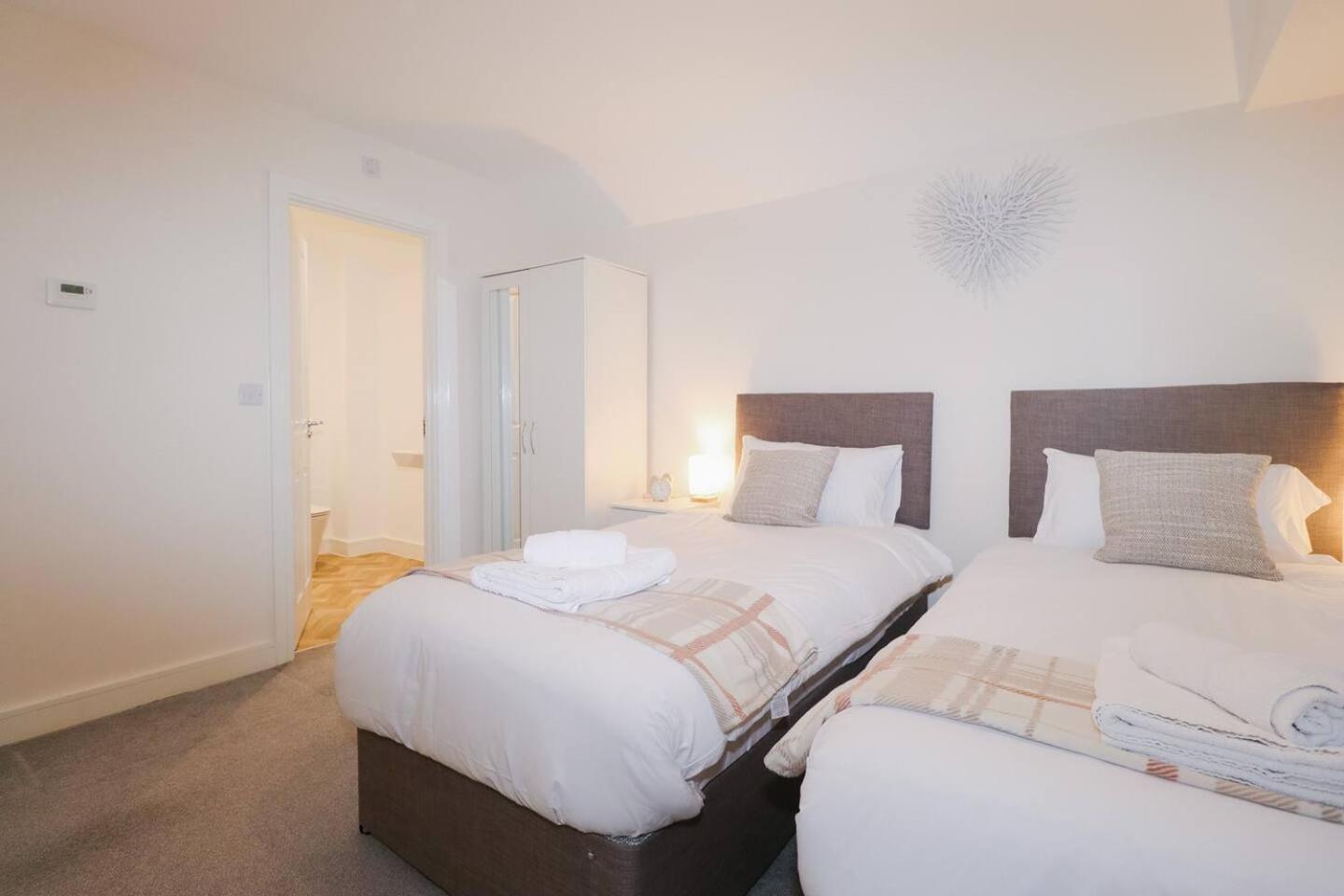 Huge House Private Parking Holiday home