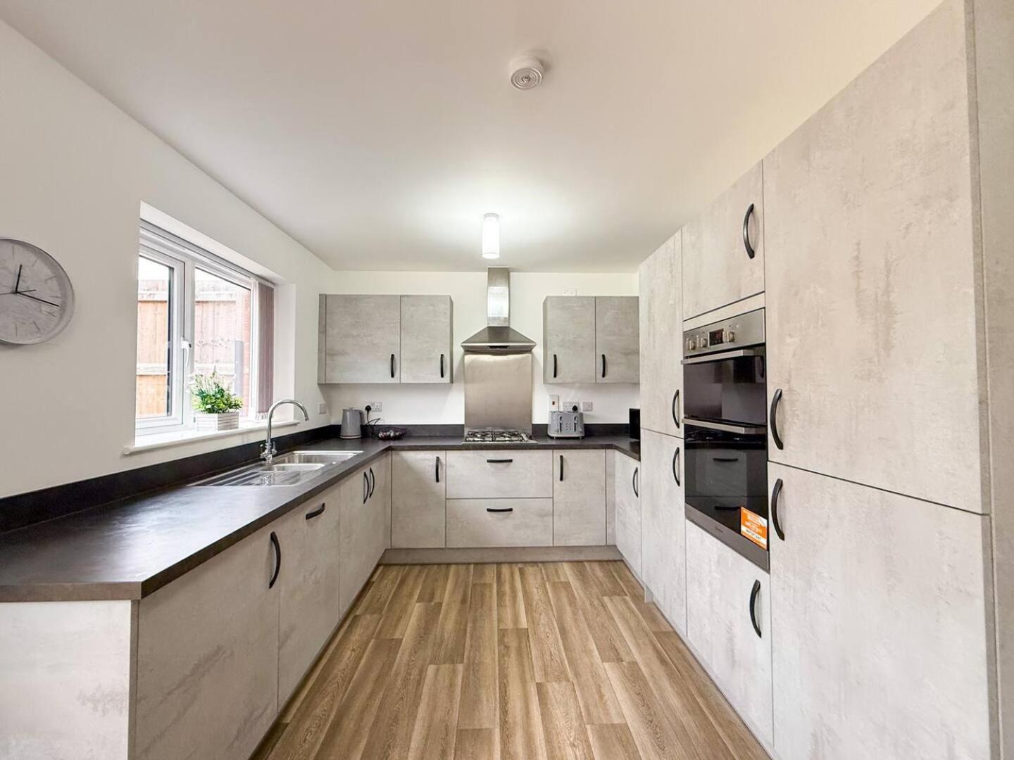 Huge House Private Parking Holiday home