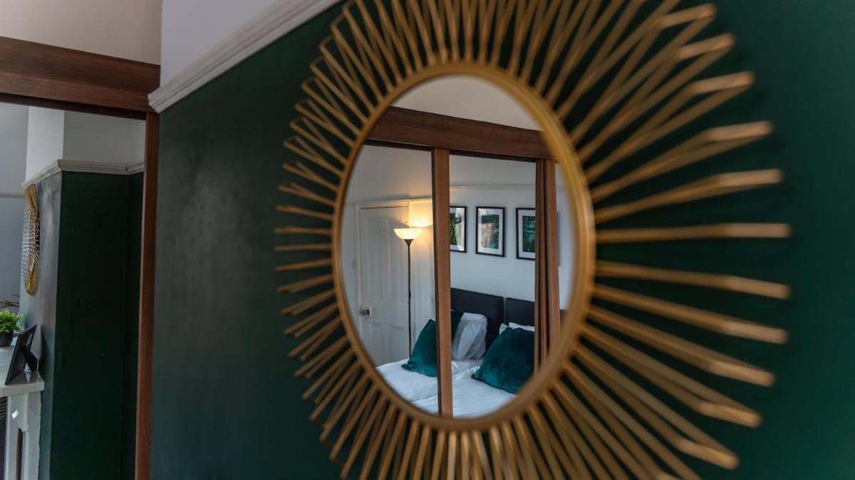 Huge Five Bedroom House In Centre By Eason Stays, Ideal For Contractors Digs, Rolls Royce Workers, And Family Getaways, With Free Parking! Derby