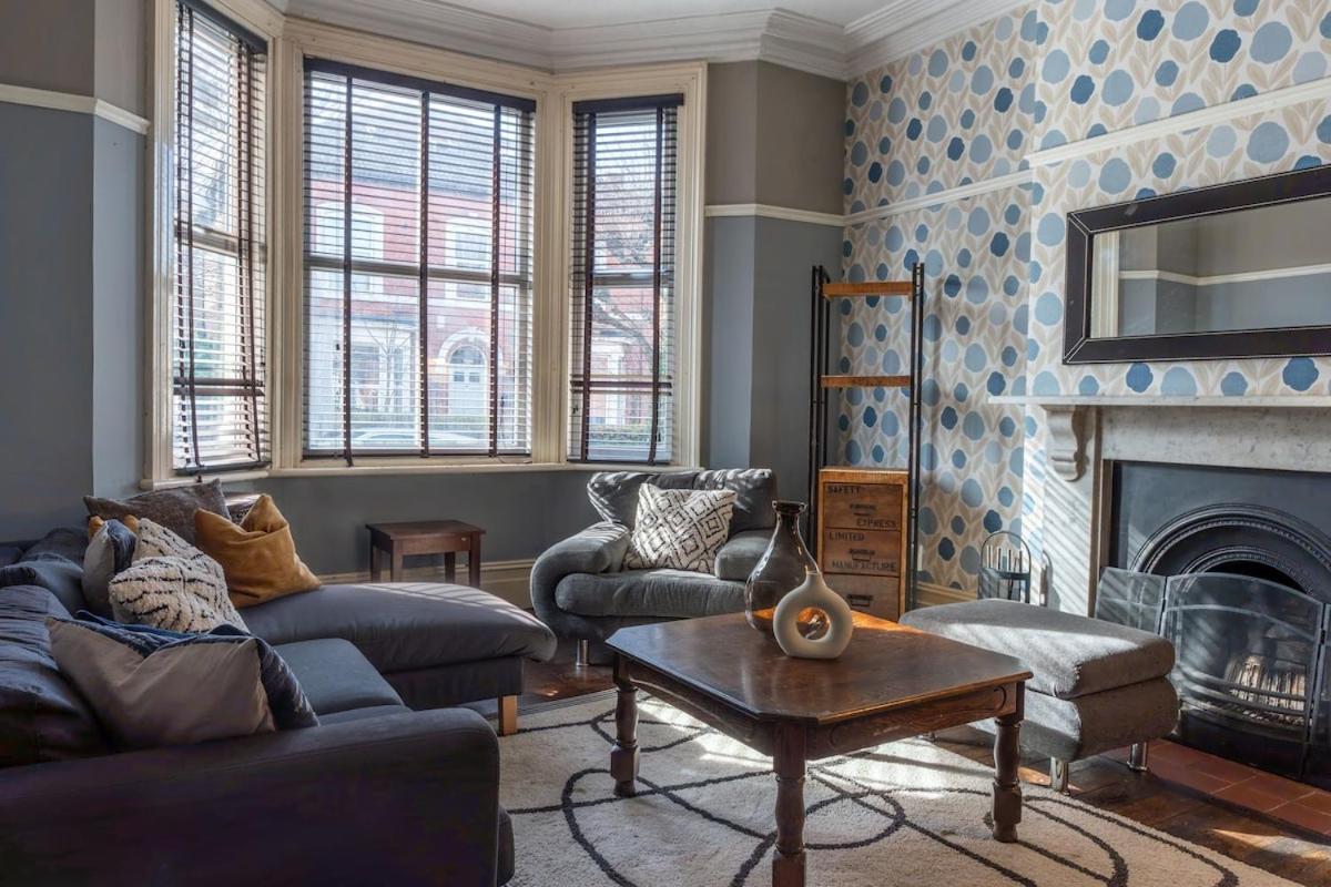 Huge Five Bedroom House In Centre By Eason Stays, Ideal For Contractors Digs, Rolls Royce Workers, And Family Getaways, With Free Parking! Holiday home