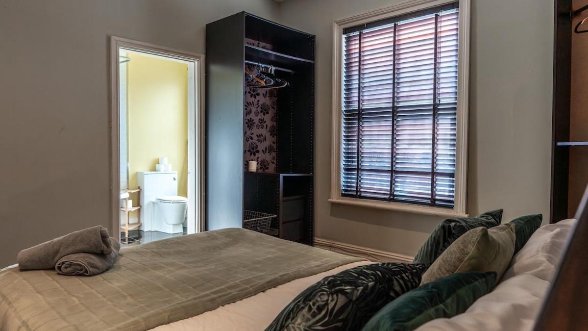 Huge Five Bedroom House In Centre By Eason Stays, Ideal For Contractors Digs, Rolls Royce Workers, And Family Getaways, With Free Parking! Holiday home Derby