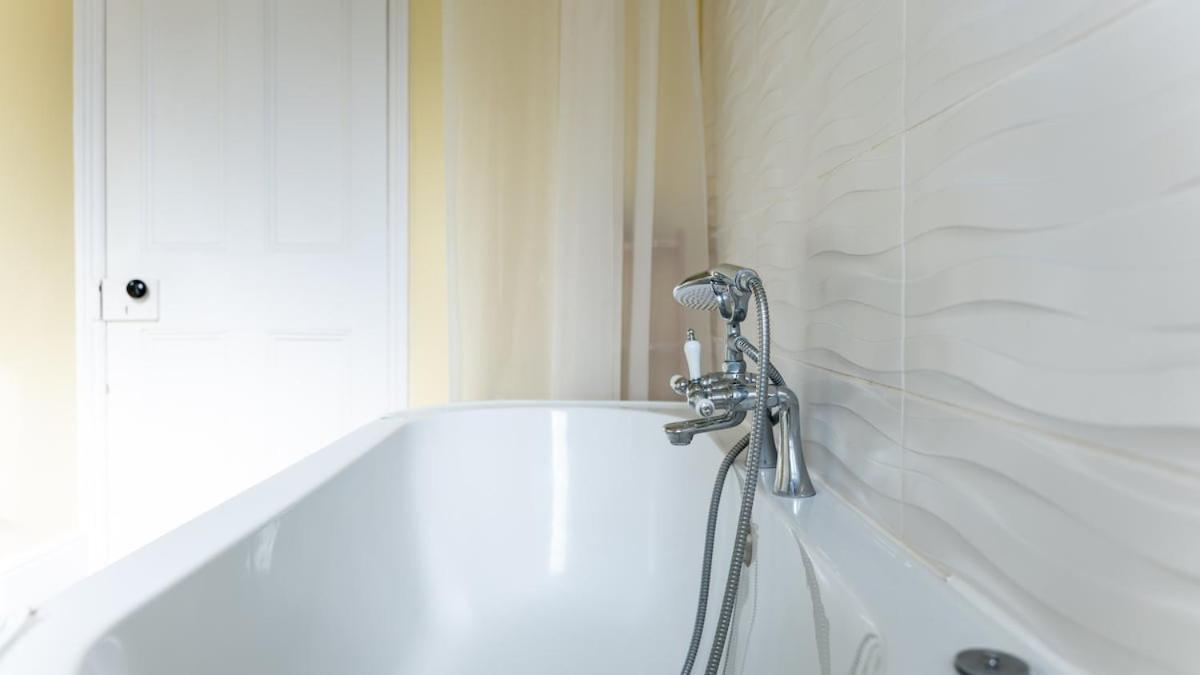 Huge Five Bedroom House In Centre By Eason Stays, Ideal For Contractors Digs, Rolls Royce Workers, And Family Getaways, With Free Parking! Holiday home *