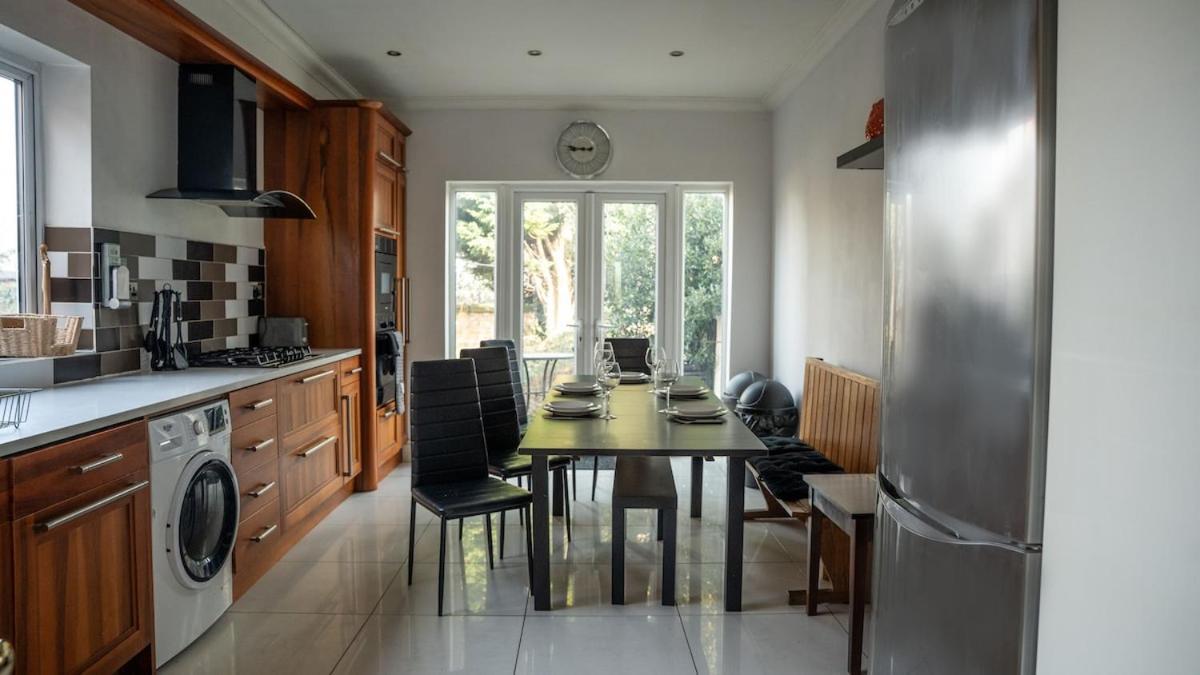 Huge Five Bedroom House In Centre By Eason Stays, Ideal For Contractors Digs, Rolls Royce Workers, And Family Getaways, With Free Parking!