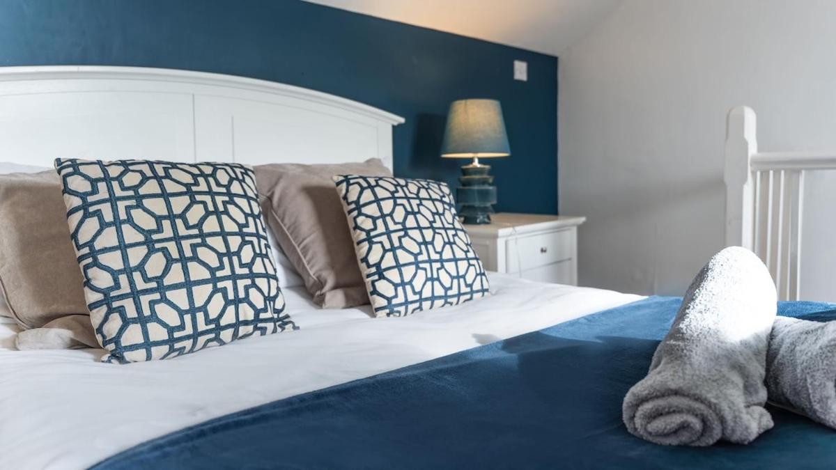 Holiday home Huge Five Bedroom House In Centre By Eason Stays, Ideal For Contractors Digs, Rolls Royce Workers, And Family Getaways, With Free Parking!