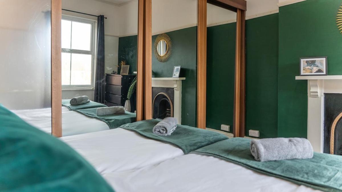 Huge Five Bedroom House In Centre By Eason Stays, Ideal For Contractors Digs, Rolls Royce Workers, And Family Getaways, With Free Parking! Holiday home