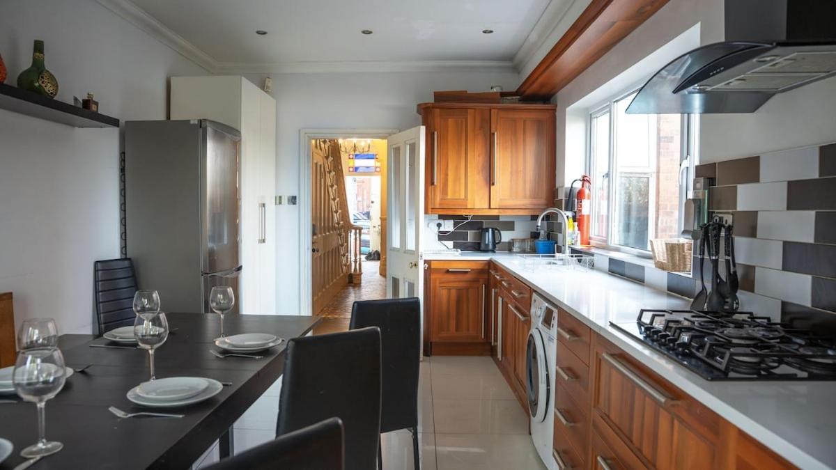 Holiday home Huge Five Bedroom House In Centre By Eason Stays, Ideal For Contractors Digs, Rolls Royce Workers, And Family Getaways, With Free Parking!