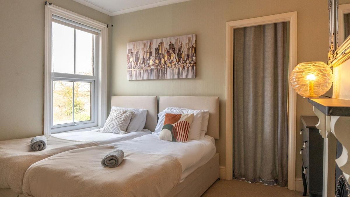 Huge Five Bedroom House In Centre By Eason Stays, Ideal For Contractors Digs, Rolls Royce Workers, And Family Getaways, With Free Parking! Holiday home Derby