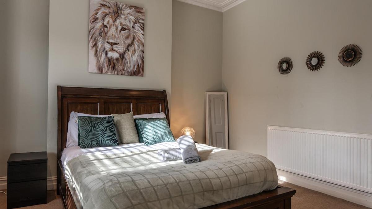 Huge Five Bedroom House In Centre By Eason Stays, Ideal For Contractors Digs, Rolls Royce Workers, And Family Getaways, With Free Parking! * Derby
