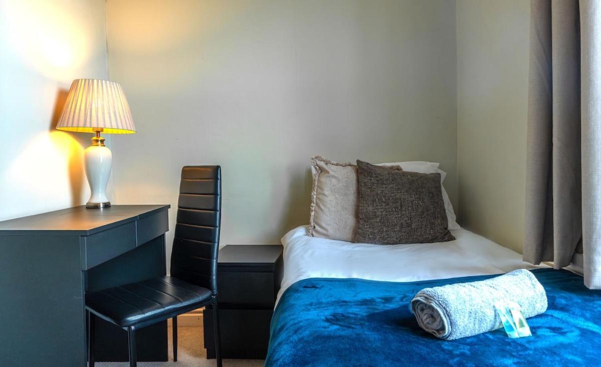 Huge Five Bedroom House In Centre By Eason Stays, Ideal For Contractors Digs, Rolls Royce Workers, And Family Getaways, With Free Parking! Holiday home