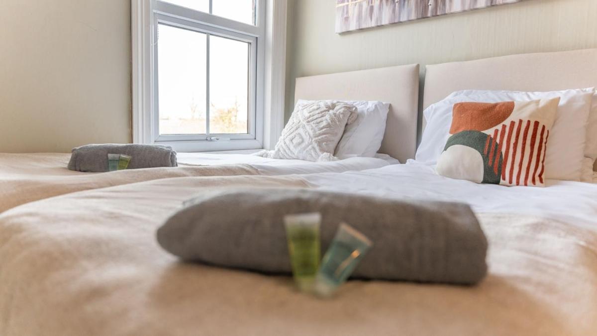 Huge Five Bedroom House In Centre By Eason Stays, Ideal For Contractors Digs, Rolls Royce Workers, And Family Getaways, With Free Parking! Derby