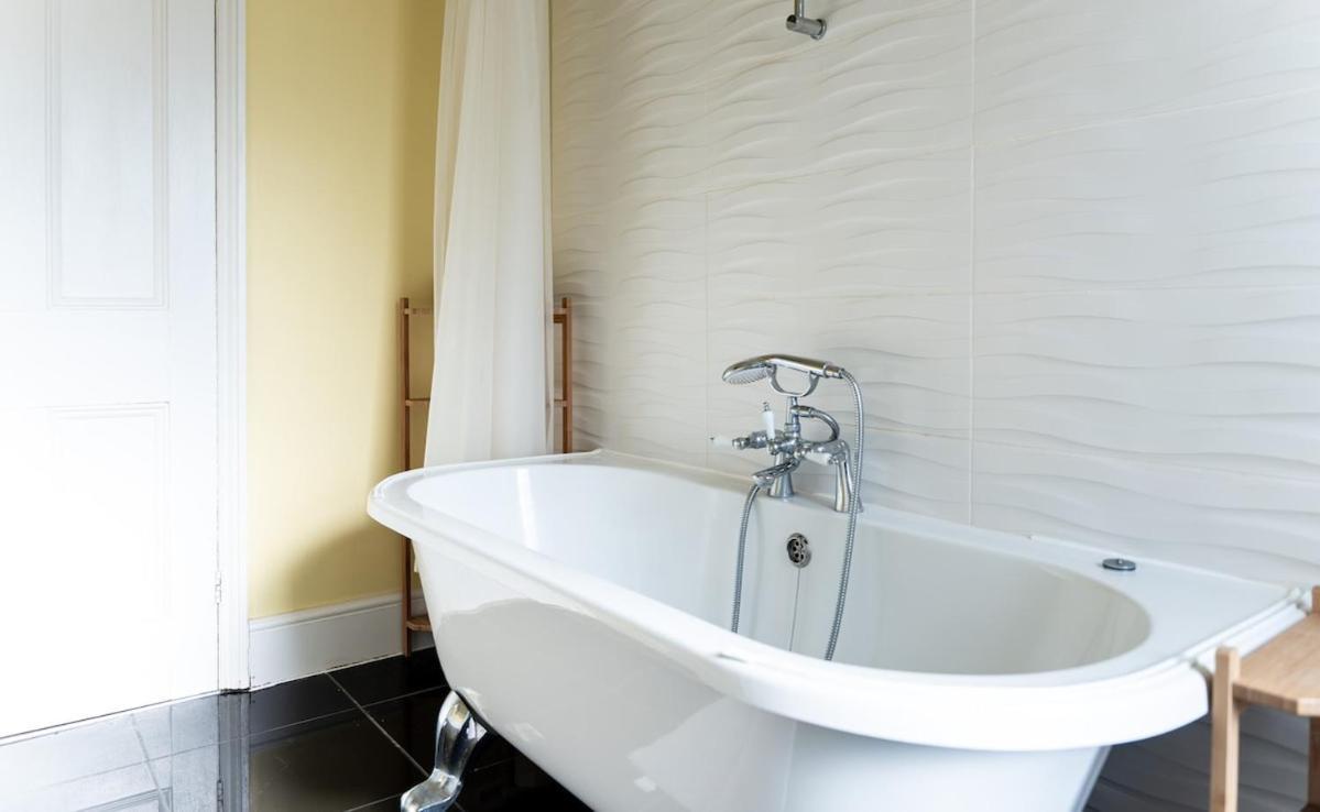 Holiday home Huge Five Bedroom House In Centre By Eason Stays, Ideal For Contractors Digs, Rolls Royce Workers, And Family Getaways, With Free Parking!