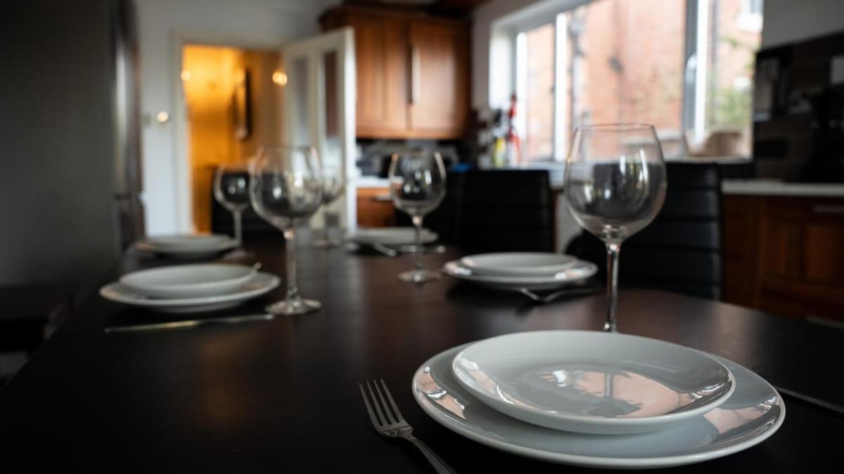 Holiday home Huge Five Bedroom House In Centre By Eason Stays, Ideal For Contractors Digs, Rolls Royce Workers, And Family Getaways, With Free Parking! Derby
