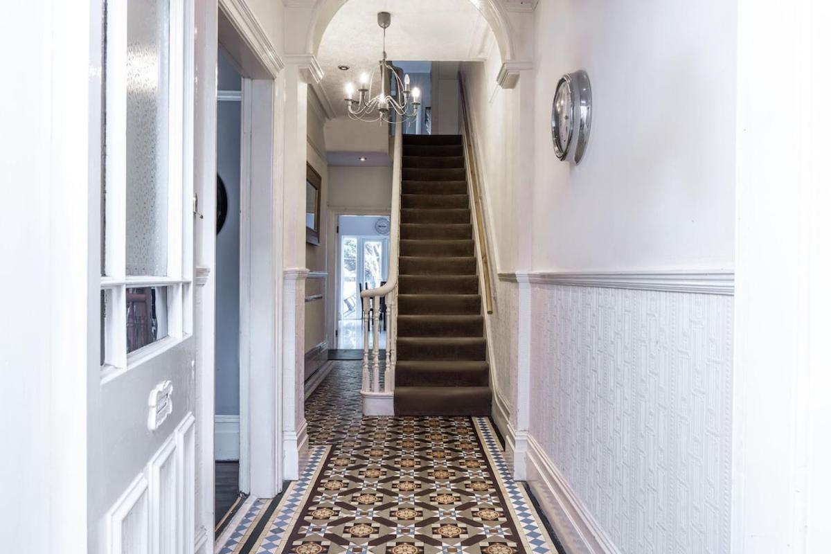 Huge Five Bedroom House In Centre By Eason Stays, Ideal For Contractors Digs, Rolls Royce Workers, And Family Getaways, With Free Parking!
