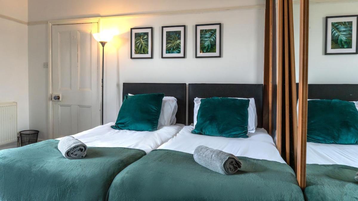 Huge Five Bedroom House In Centre By Eason Stays, Ideal For Contractors Digs, Rolls Royce Workers, And Family Getaways, With Free Parking! Holiday home Derby