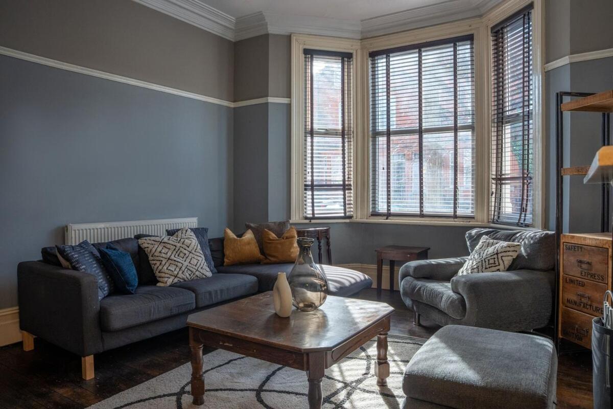 Huge Five Bedroom House In Centre By Eason Stays, Ideal For Contractors Digs, Rolls Royce Workers, And Family Getaways, With Free Parking! * Derby