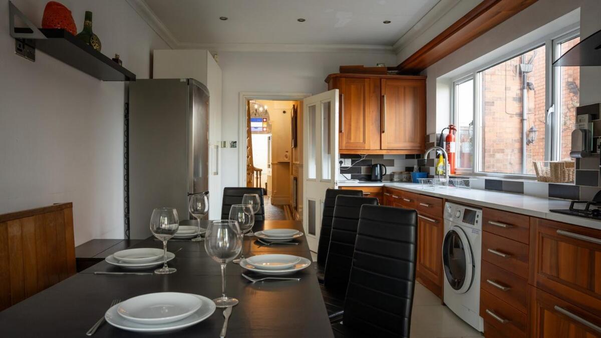 Holiday home Huge Five Bedroom House In Centre By Eason Stays, Ideal For Contractors Digs, Rolls Royce Workers, And Family Getaways, With Free Parking! Derby