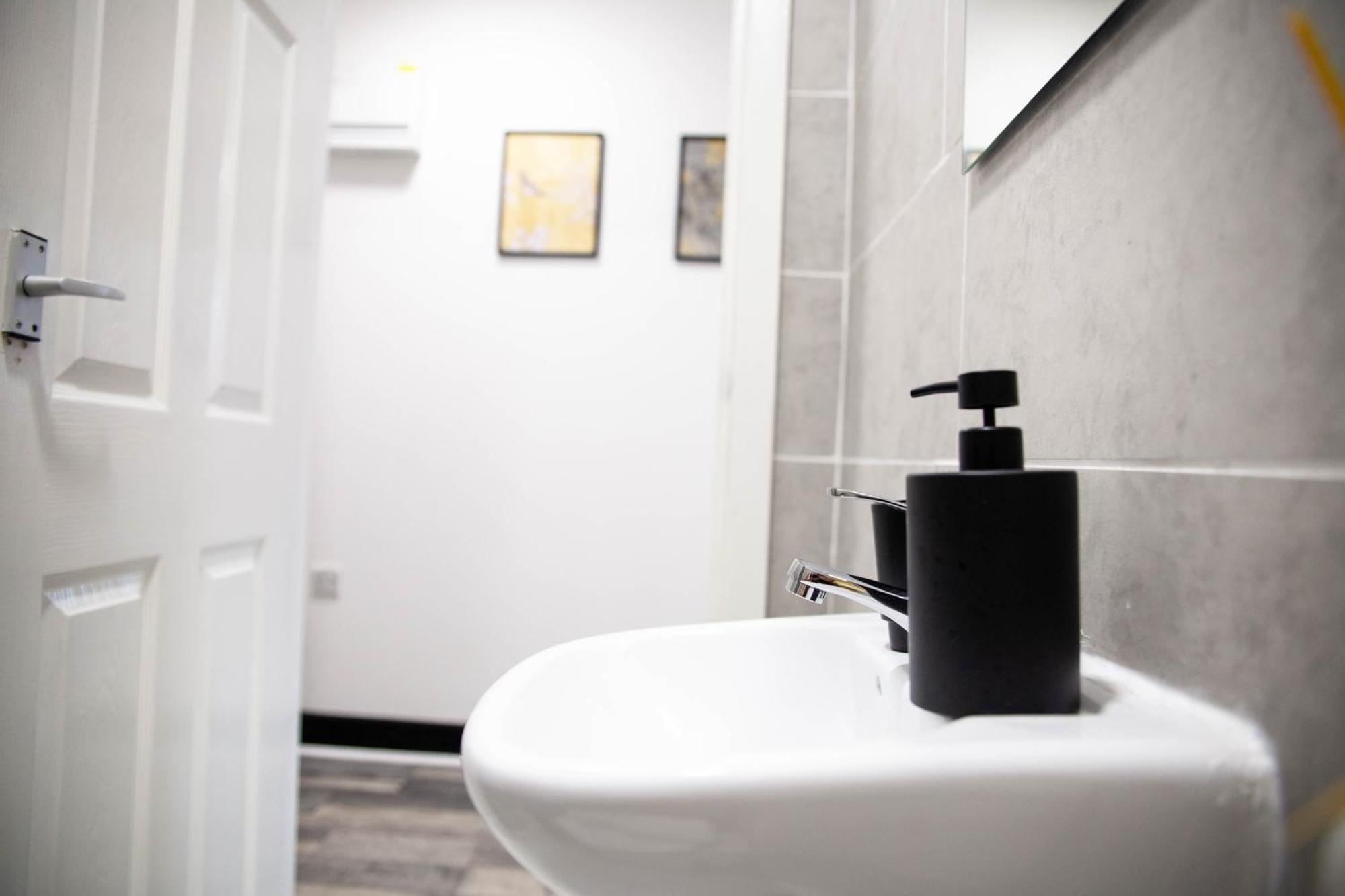Spacious One Bedroom Apartment In Central Derby By Eason Stays Ideal For Weekend Getaways & Business Travellers Apartment