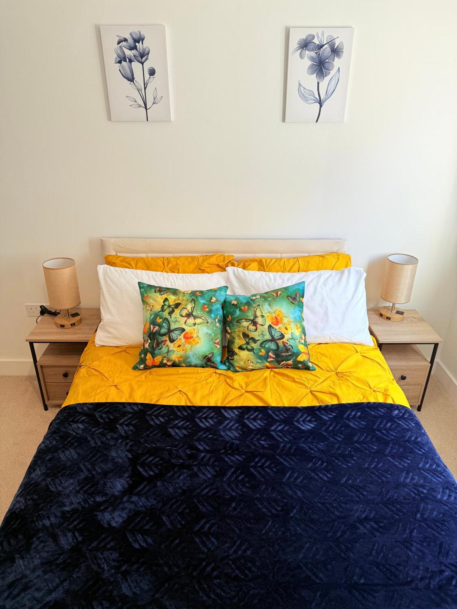2 Bedroom Luxury Apartment! Center With Free Parking! *