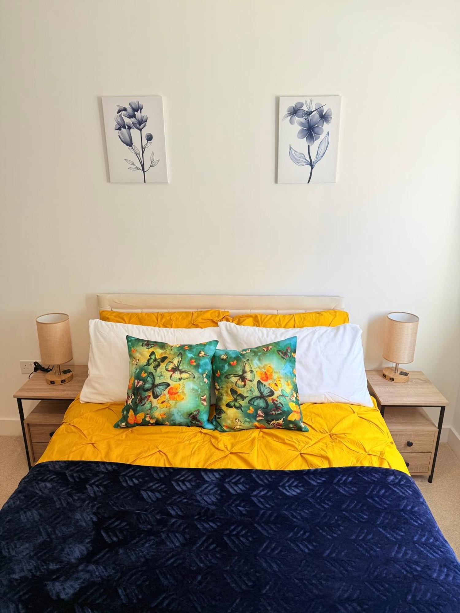 2 Bedroom Luxury Apartment! Center With Free Parking!