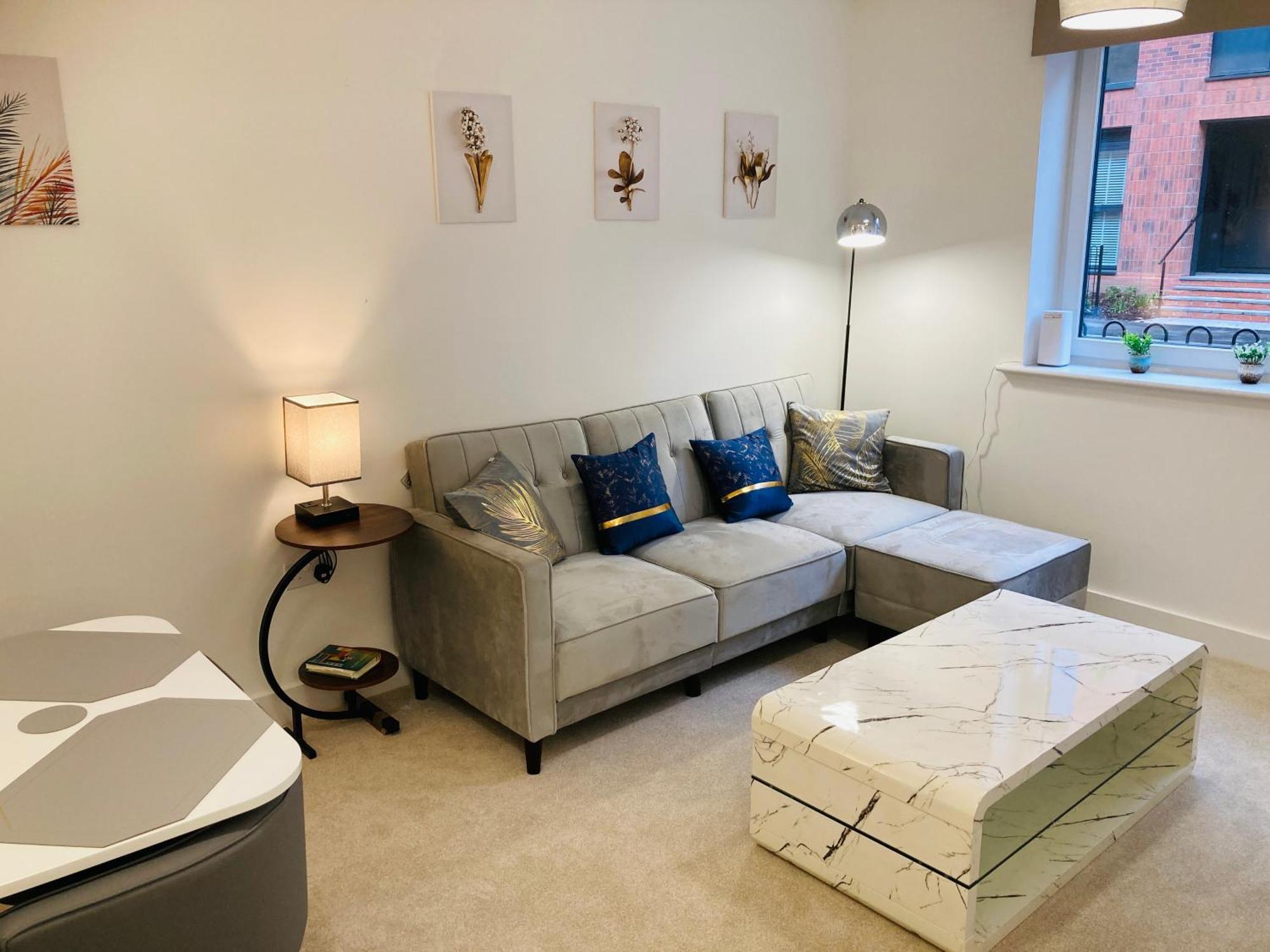 2 Bedroom Luxury Apartment! Center With Free Parking! Apartment *