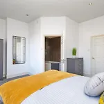 Derby Cathedral Town House - 2 Mins Walk To City - Free Secure Parking