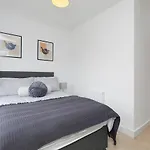 3 Bed Townhouse Haven - Steps From Royal Derby Hospital, Driveway Parking