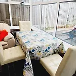 Worcester House - Single, En-Suite Double Or Twin Rooms - Total 4 Rooms 6 Beds, Lounge & Kitchen, Free Wi-Fi, On-Drive Parking