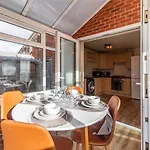 Derby Mandarin 3 Bedroom Apartment With Garden And Parking