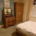 House On The Green Spacious-Super Location