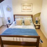 House On The Green Spacious-Super Location