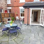 House On The Green Spacious-Super Location