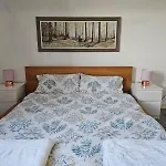 Luxury 1-Bed Apartment With Free Parking