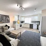 Spacious 3 Bedroom Flat In Derby With Wi-Fi & Easy Transport