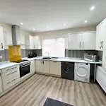 Spacious 3 Bedroom Flat In Derby With Wi-Fi & Easy Transport