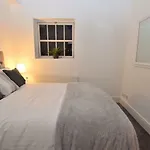 Derby 2 Bed Town House - Mins To University & City - Secure Parking