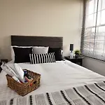 Derby 2 Bed Town House - Mins To University & City - Secure Parking