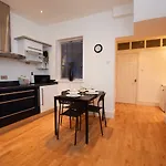 Derby 2 Bed Town House - Mins To University & City - Secure Parking