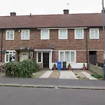 Worcester House - Single, En-Suite Double Or Twin Rooms - Total 4 Rooms 6 Beds, Lounge & Kitchen, Free Wi-Fi, On-Drive Parking