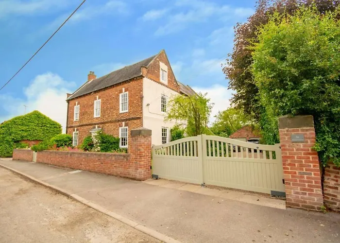 Derwent Farmhouse - Quintessential Country Home