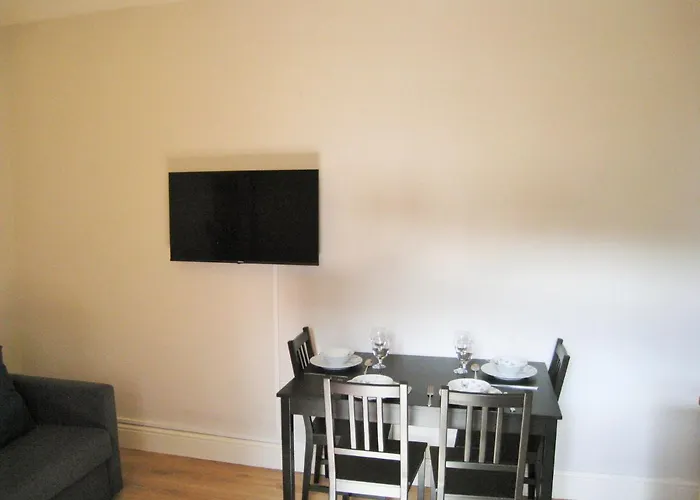 Swinb Apartment, With King Size Bed, Free Wifi And Free Parking